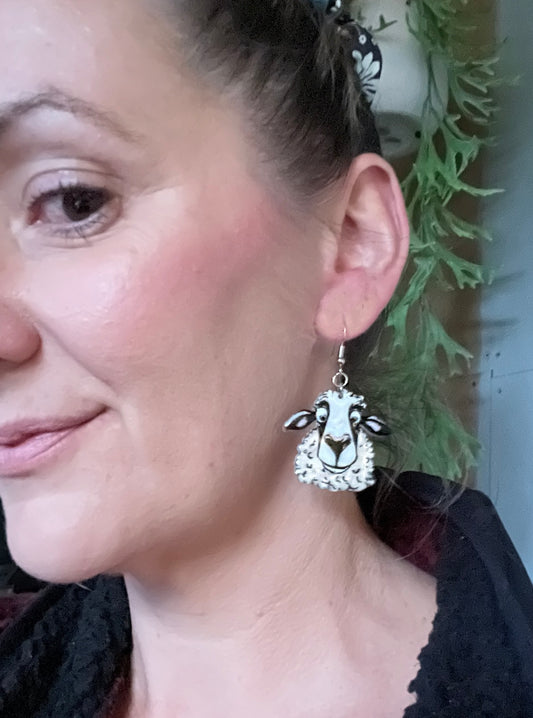 Moe - dangle hook earrings